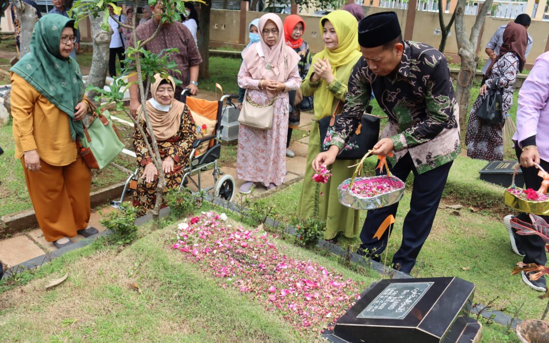 Sambut Dies Natalis ke – 63  FEB UNDIP Gelar Tabur Bunga di Makam UNDIP