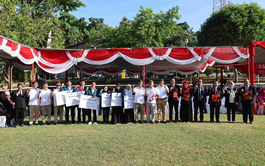 foto bersama rektor Undip dengan para penerima piagam satyalencana karya satya / dok : humas Undip