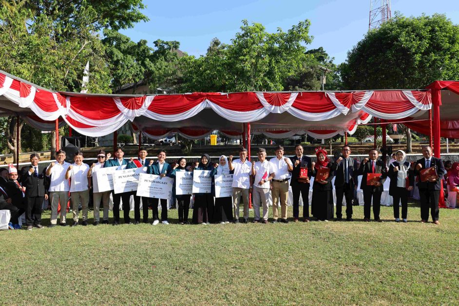 foto bersama rektor Undip dengan para penerima piagam satyalencana karya satya / dok : humas Undip
