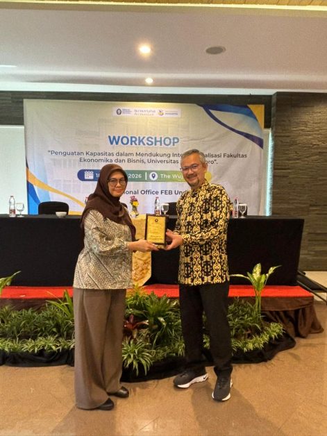 Ida Noviyantie, S.S., M.A., (kiri) Dr. Wahyu Meiranto, S.E., M.Si., Akt., (kanan)